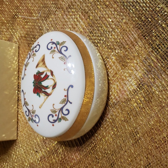 MIKASA Holiday Elegance FK001/426. Nice Oval Shaped Trinket Box with Lid. - Picture 1 of 7
